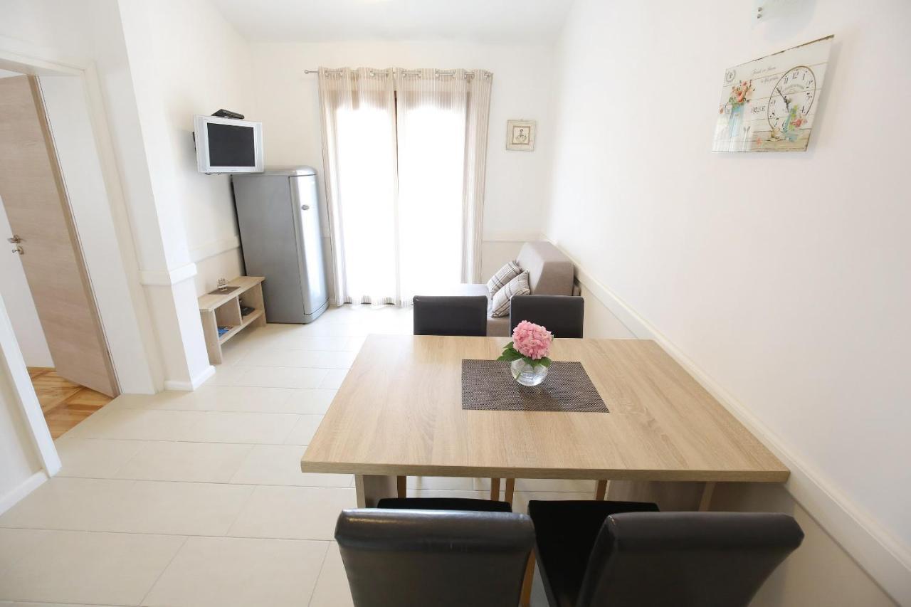 Apartmani Dane Sukosan Exterior photo